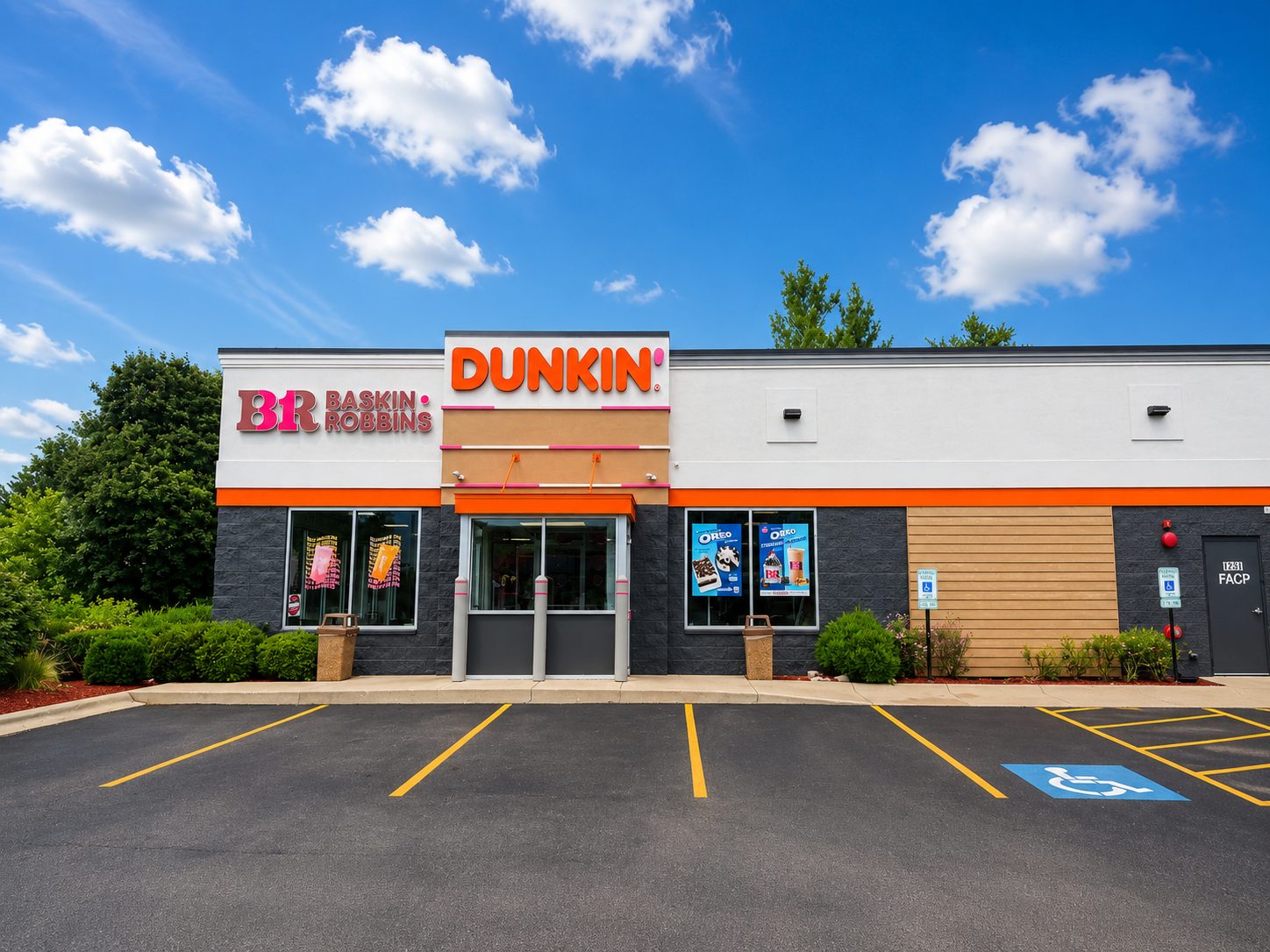 The North Eola Dunkin' and Baskin-Robbins restaurant in Aurora